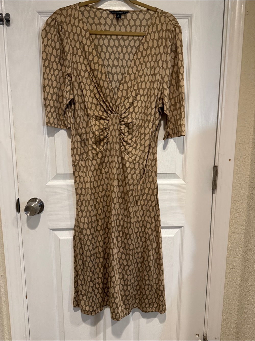 Banana Republic Tan Leaf Patterned V-Neck Gathered Knee-Length Dress XL